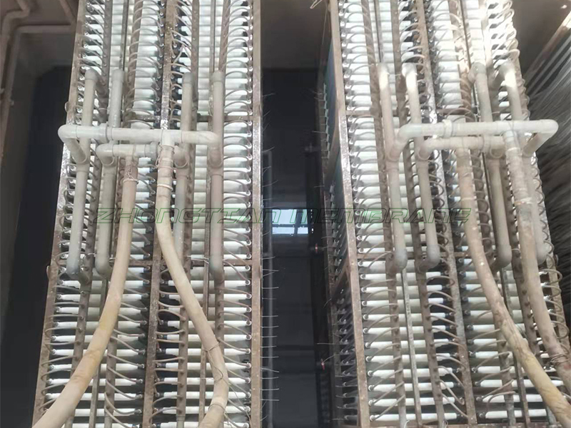 1000噸生活污水MBR膜組安裝現(xiàn)場(chǎng)（一）